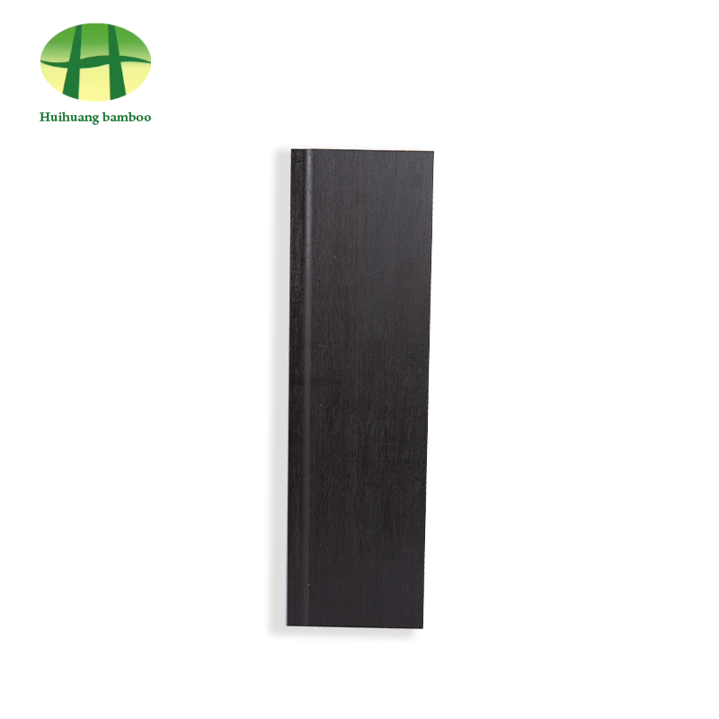 ألواح حائط عمودية من الخيزران الثقيل في الهواء الطلق